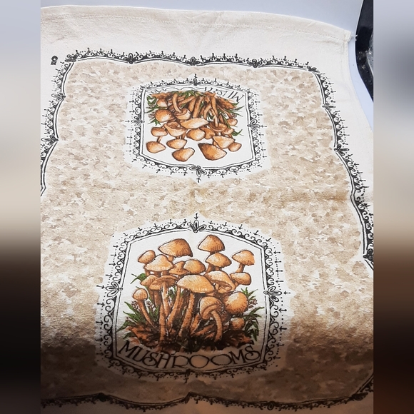 Vintage Mushroom Hot Plate Wall Hanging 70s Felt Backing 7 7/8" & Tea Towel - Picture 5 of 6